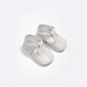 zapatito peuque niño beige con picados y velcro para bautizo Amaya Fashion For Kids