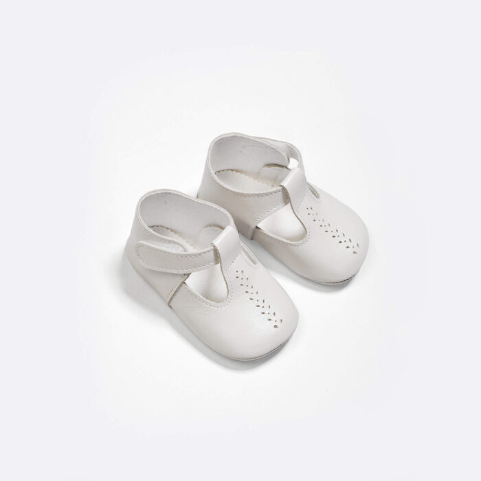 zapatito peuque niño beige con picados y velcro para bautizo Amaya Fashion For Kids
