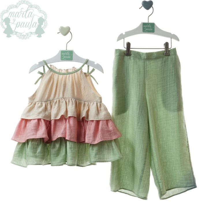 Conjunto juvenil de pantalón y top en tonos verde y rosa para jovencita.