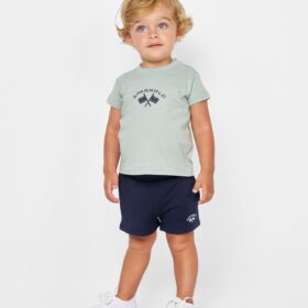 Conjunto Spagnolo para niño con camiseta verde y bermuda azul marino.