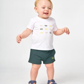 Conjunto Spagnolo para niño con camiseta blanca y pantalón verde.