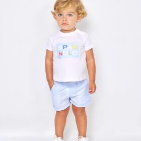 Conjunto Spagnolo para niño con camiseta blanca y pantalón de lino celeste.