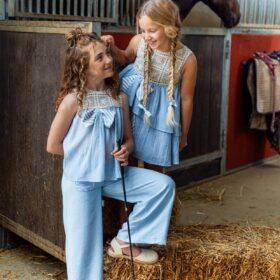 Conjunto juvenil Marta y Paula azul con pantalón y top de encaje para invitada.