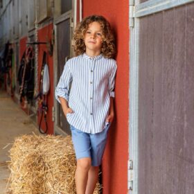 Conjunto de niño con camisa de rayas azules de manga larga y bermuda azul para ceremonia.
