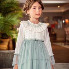 Vestido beige Marta y Paula con falda de tul verde y cuello de punto smock