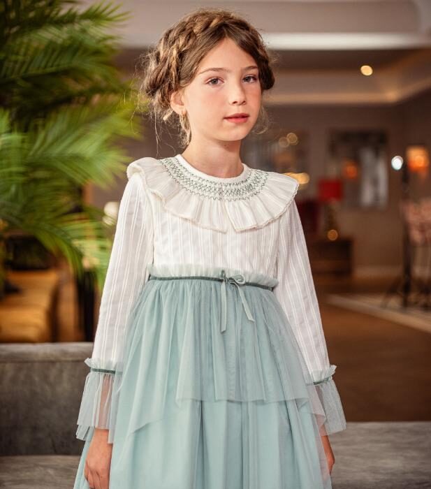 Vestido beige Marta y Paula con falda de tul verde y cuello de punto smock