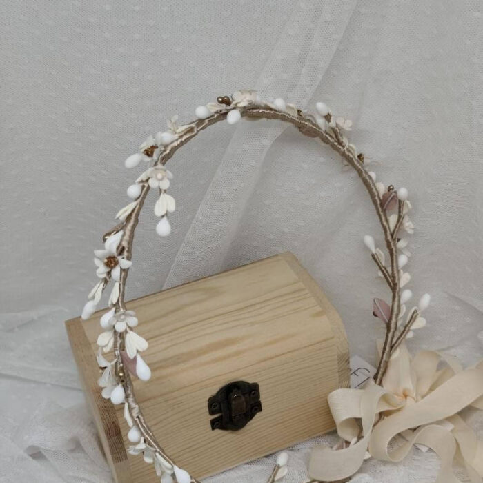 Corona de Comunión Floritur en tonos blanco y dorado montada con pistilos y hojas.