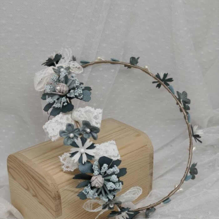 Corona de Comunión Floritur verde y blanca con pistilos, flores, hojas y puntilla de entredós.