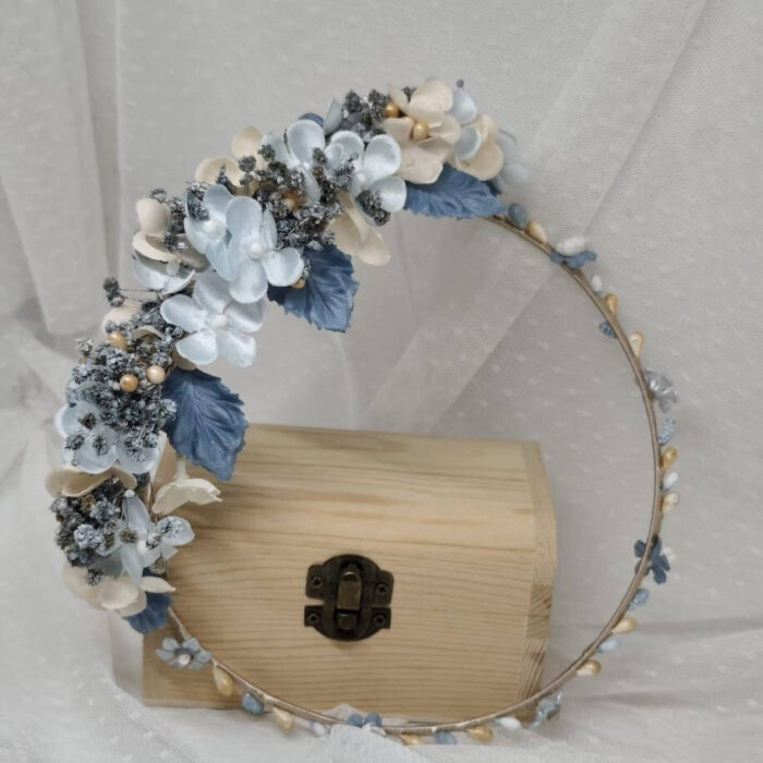 Corona de Comunión Floritur en tonos azules y celestes para niña.