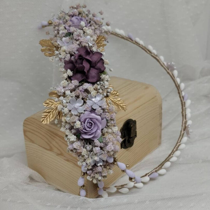 Corona de Comunión Floritur en tonos lila, malva y dorado, montada con pistilos y hojas.