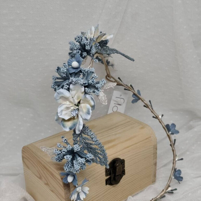 Corona de Comunión Floritur en tonos azul petróleo y azul océano para niña.