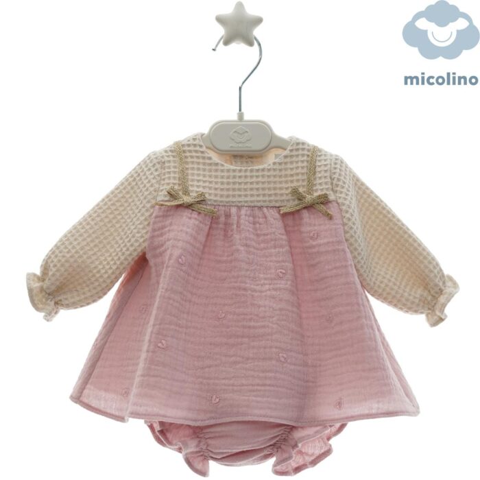 Jesusito Micolino para bebé en tonos camel y rosa compuesto por vestidito y braguita.