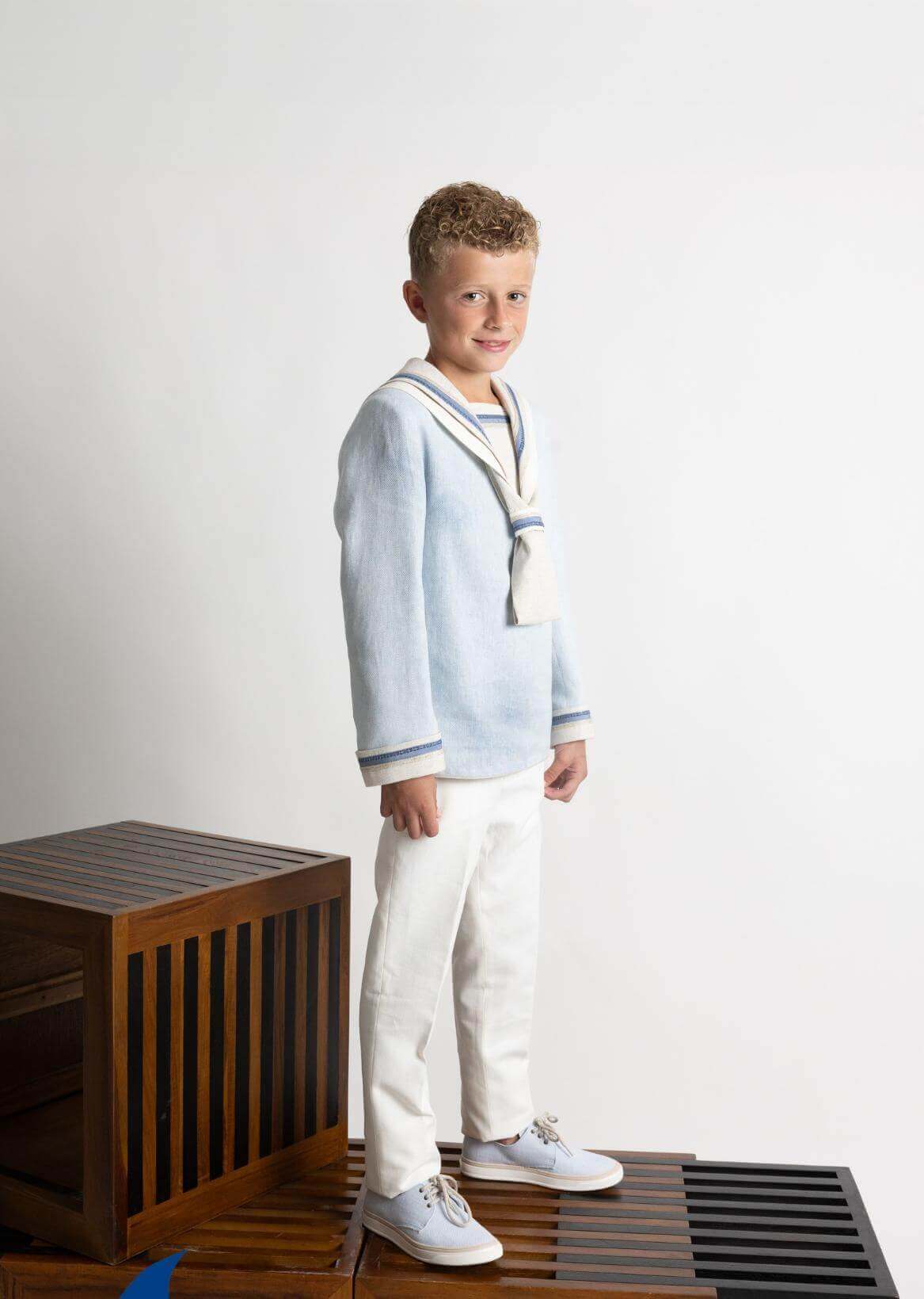 Traje de Comunión Marinero de Amalio Rubio con casaca beige, celeste y tostada y pantalón tostado.