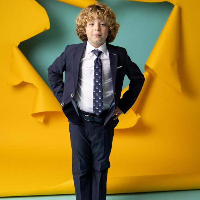 Traje de Comunión de calle marino Nova Drima para niño, compuesto por chaqueta americana, camisa, pantalón y corbata.