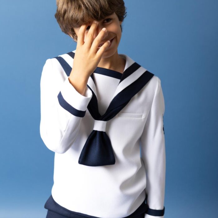 Traje de Comunión marinero Nova Drima en blanco y azul marino, colección 2027.