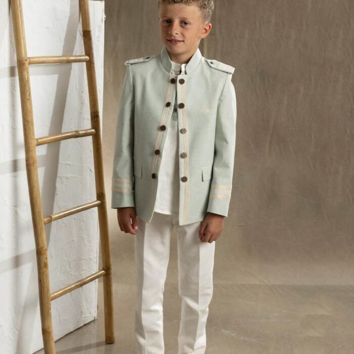 Traje de Comunión almirante Amalio Rubio con chaqueta de cuello Mao, pasamanería tostada, camisa con vivos verdes y pantalón tostado.