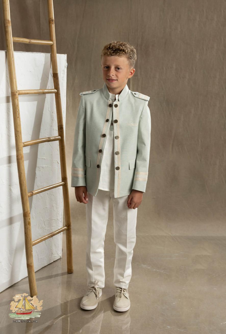 Traje de Comunión almirante Amalio Rubio con chaqueta de cuello Mao, pasamanería tostada, camisa con vivos verdes y pantalón tostado.