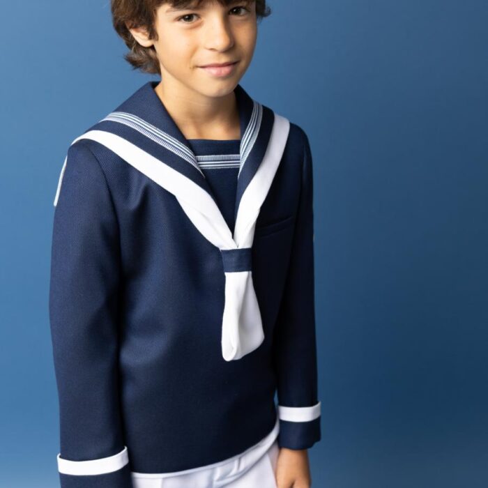Traje de Comunión marinero Nova Drima blanco y marino con detalle de pasamanería en la baberola.