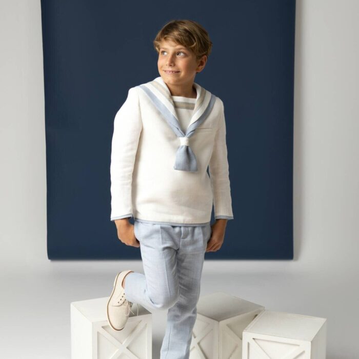 Traje de Comunión marinero Nova Drima en blanco y celeste con detalle tostado en la baberola.