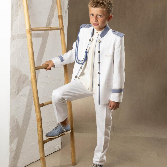 Traje de Comunión Almirante Amalio Rubio con chaqueta blanca de doble abotonadura, pasamanería azul y tostada, camisa de cuello Mao y pantalón azul.