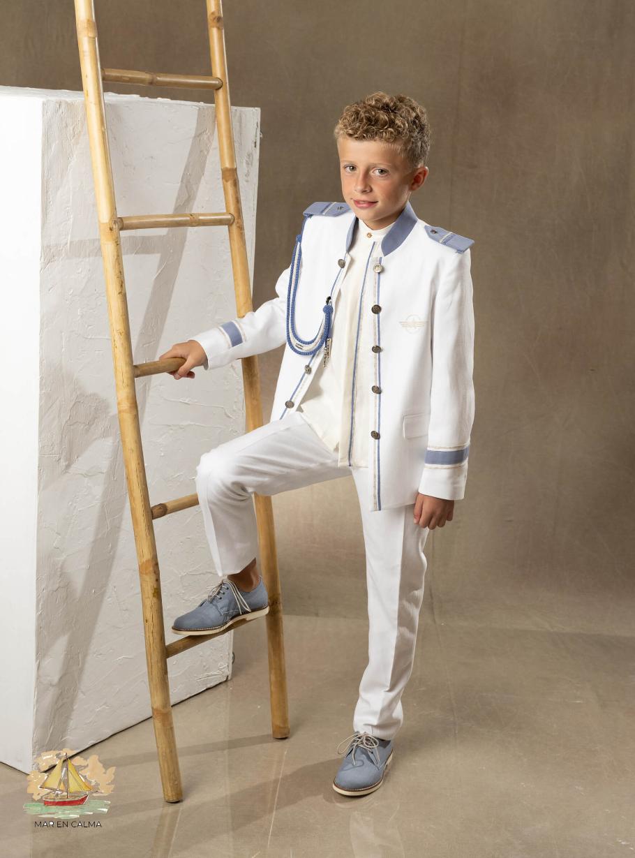 Traje de Comunión Almirante Amalio Rubio con chaqueta blanca de doble abotonadura, pasamanería azul y tostada, camisa de cuello Mao y pantalón azul.