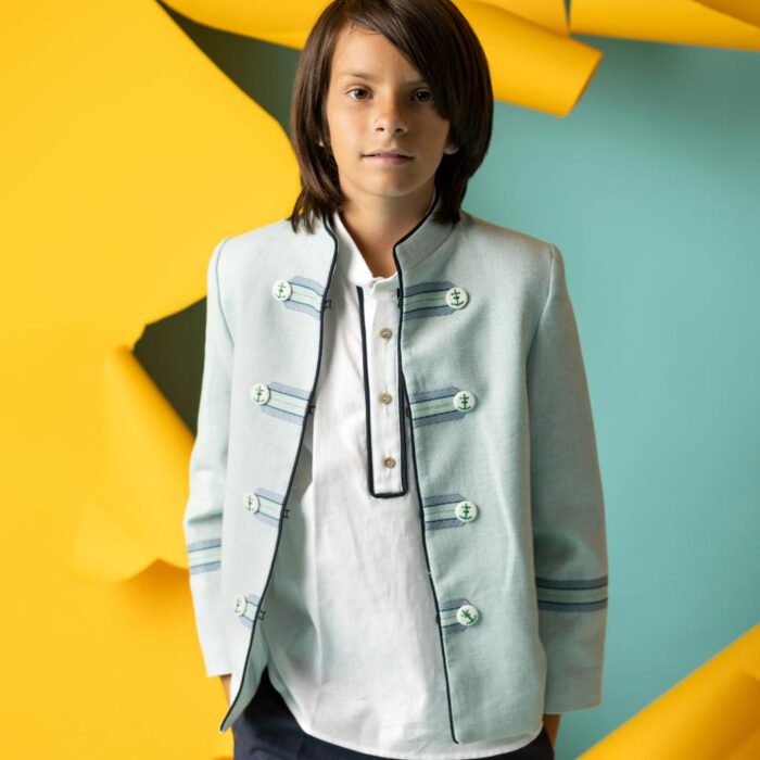 Traje de Comunión Almirante Nova Drima con pantalón, chaqueta con doble abotonadura decorativa y camisa polo con vivo marino.