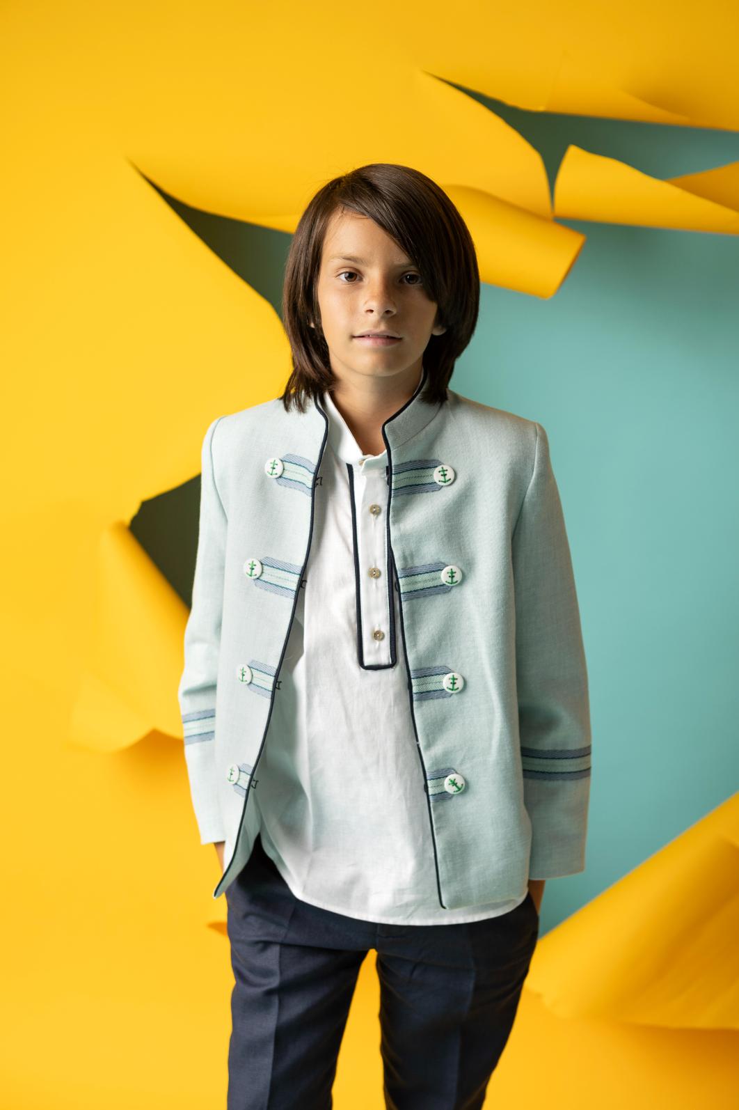 Traje de Comunión Almirante Nova Drima con pantalón, chaqueta con doble abotonadura decorativa y camisa polo con vivo marino.