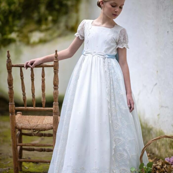 Vestido de comunión Pathi Colección con bodoques bordados y fajín verede
