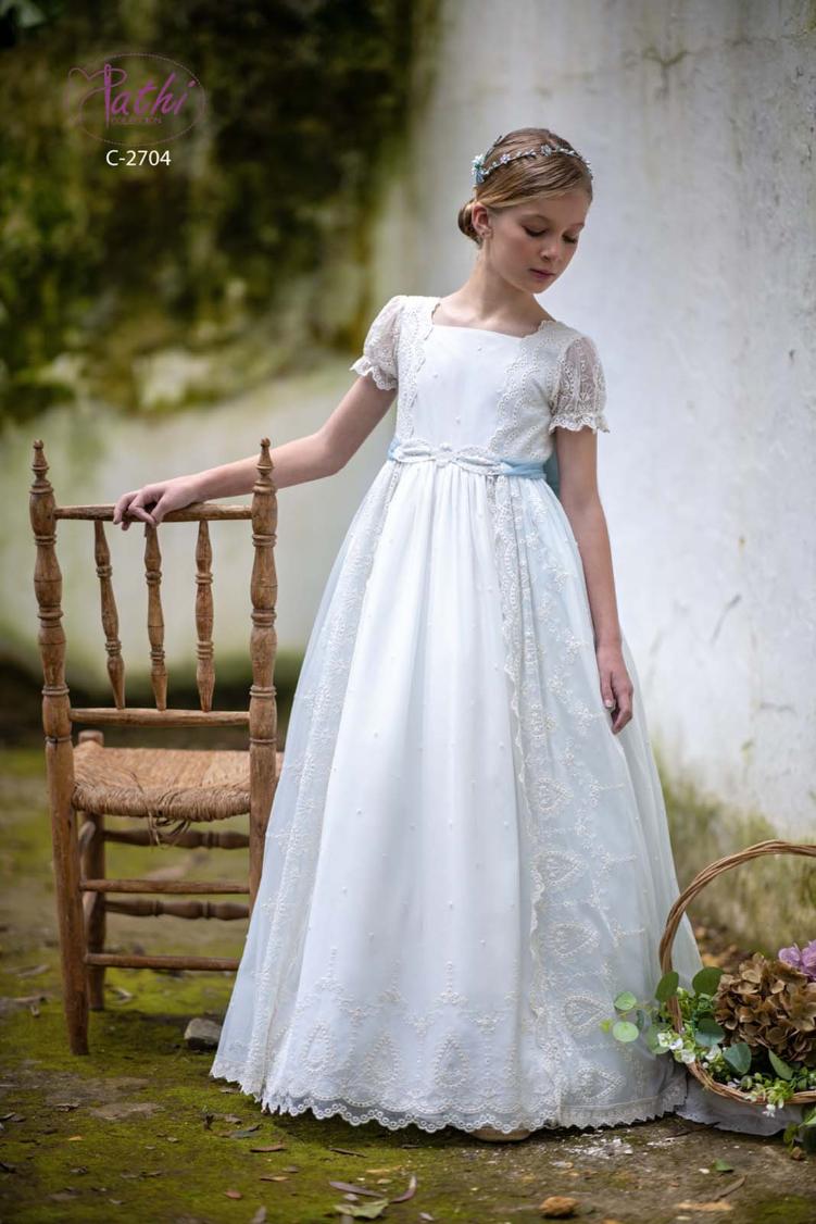 Vestido de comunión Pathi Colección con bodoques bordados y fajín verede