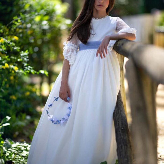 Vestido de comunión Pathi Colección de tul con mangas transparentes y fajín azul