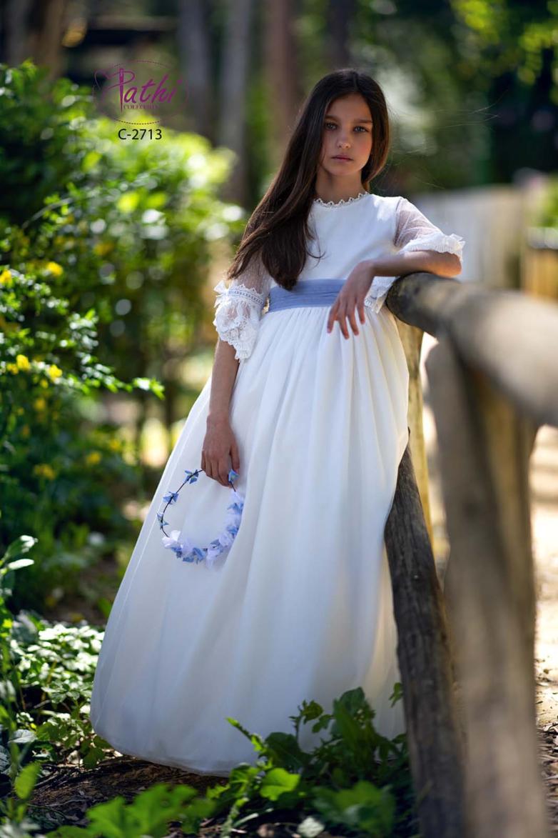 Vestido de comunión Pathi Colección de tul con mangas transparentes y fajín azul