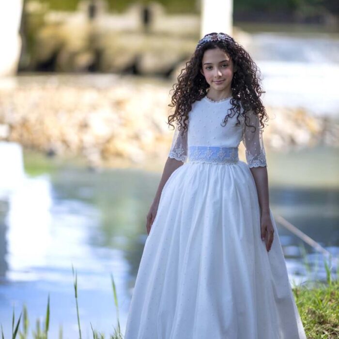 Vestido de comunión Pathi Colección con bodoques bordados, manga francesa y espalda de encaje