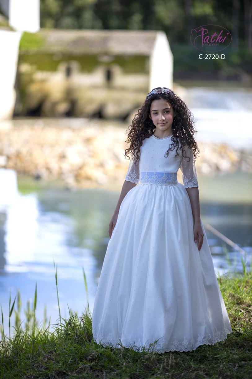 Vestido de comunión Pathi Colección con bodoques bordados, manga francesa y espalda de encaje