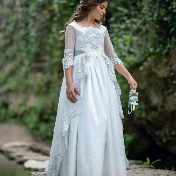 Vestido de comunión La Infantita con encajes, puntillas y espalda descubierta