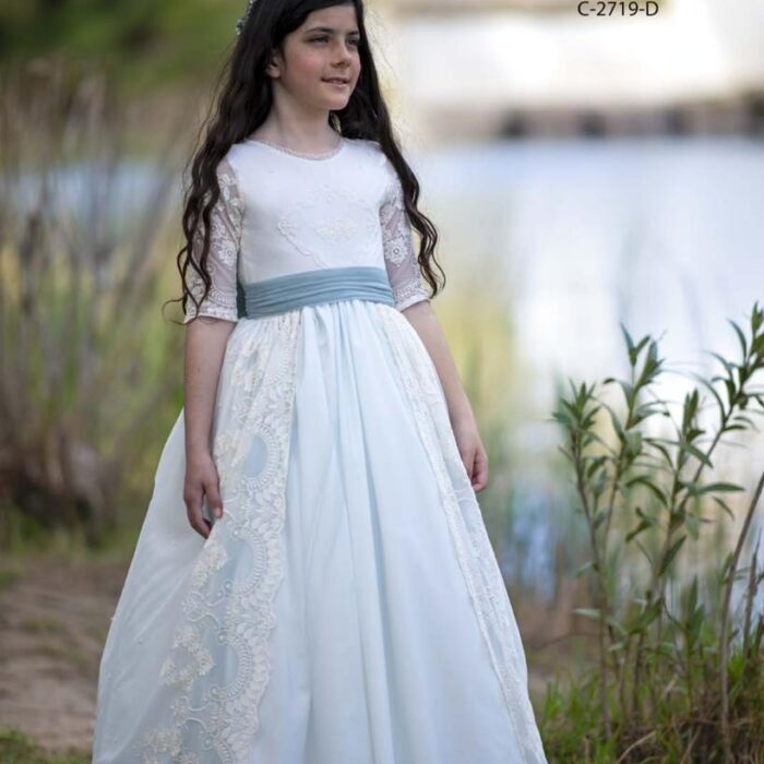 Vestido desmontable de comunión Pathi Colección con falda de doble capa, encaje y fajín verde.