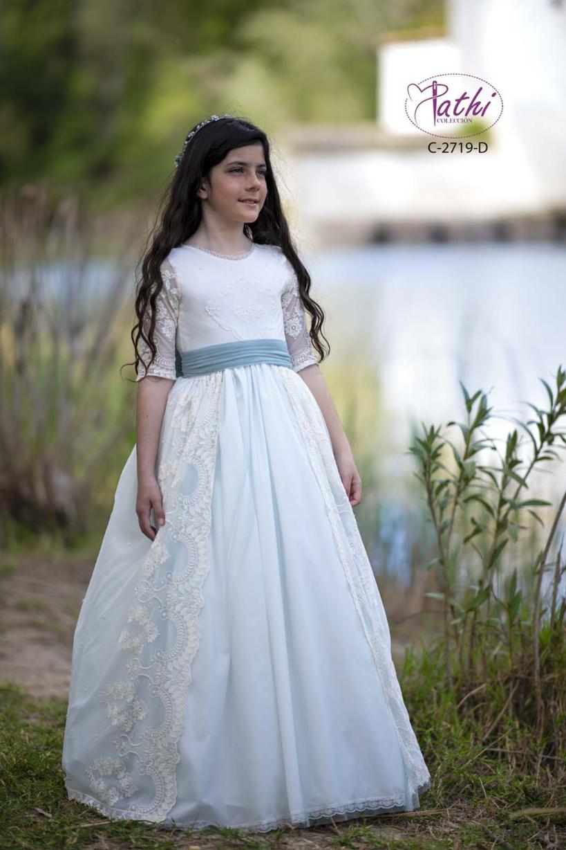 Vestido desmontable de comunión Pathi Colección con falda de doble capa, encaje y fajín verde.